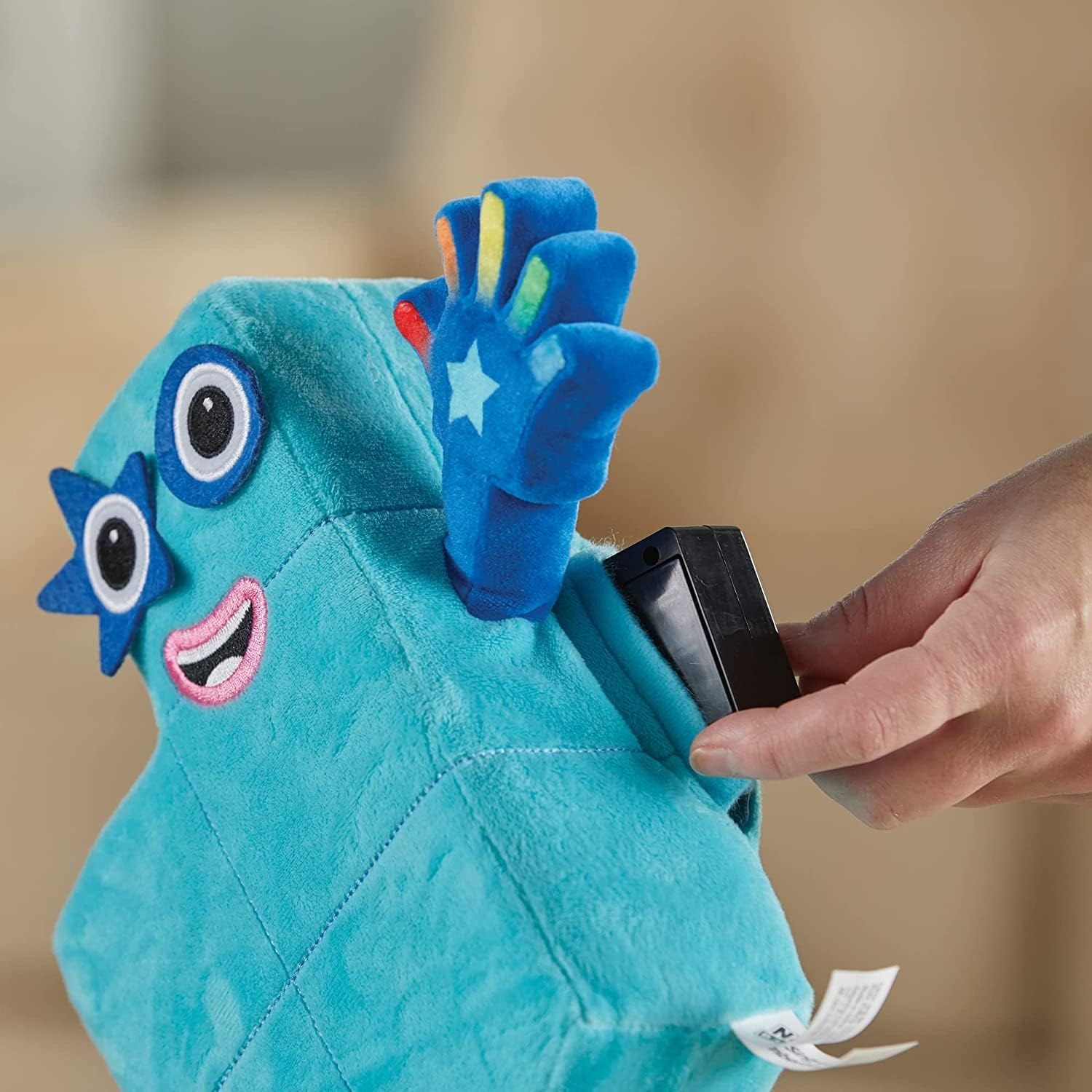Learning Resources Peluche Interactivo de la Numberblock Cinco Que Canta contigo, Juguetes para Contar para niños de 3+ años, Juguete Que se Ilumina, 12 Frases y Canciones