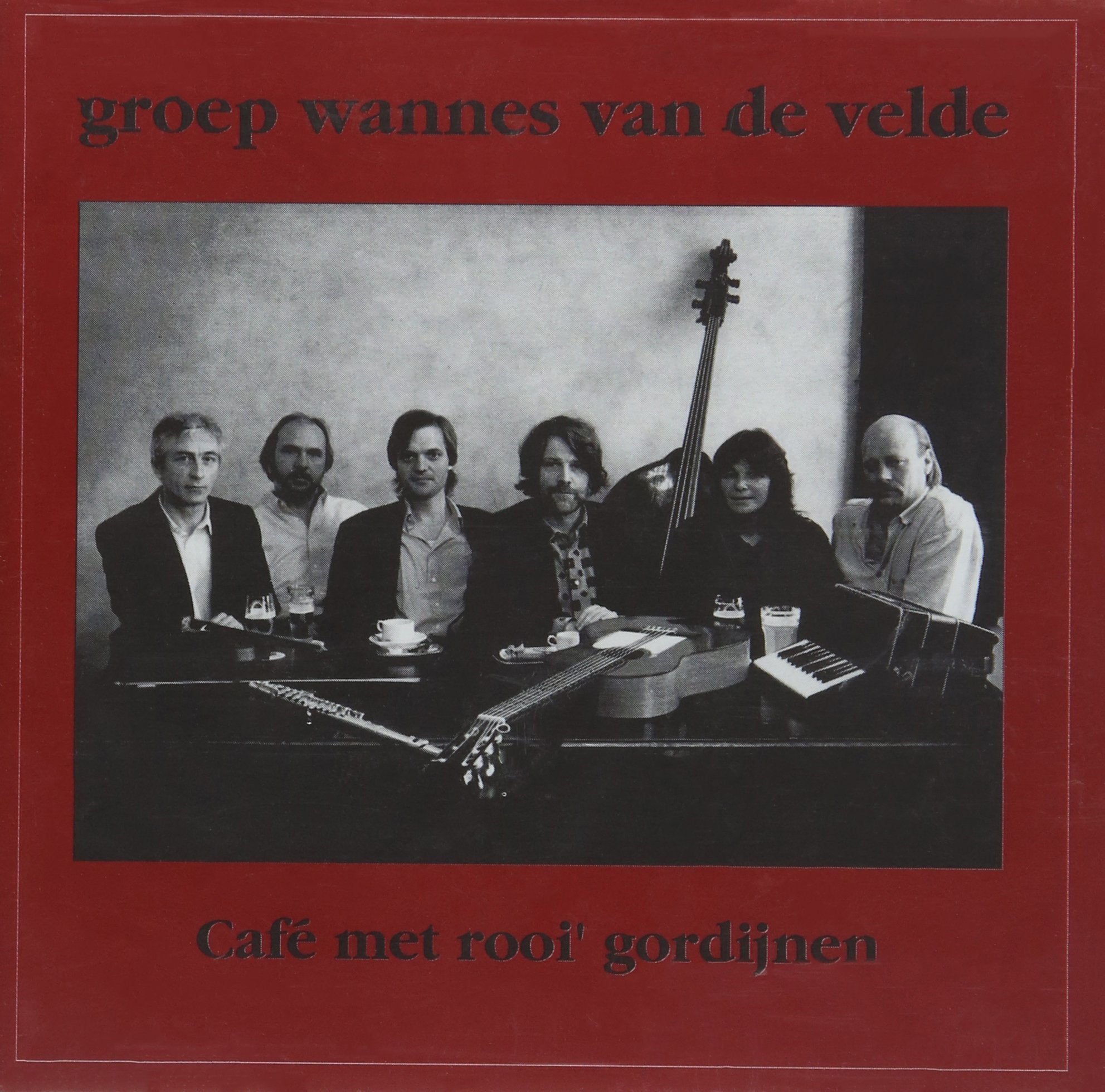 Cafe Met Rooi Gordijnen