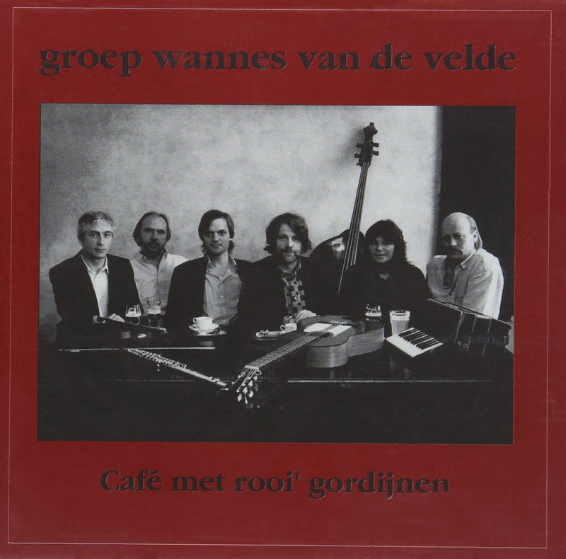 Cafe Met Rooi Gordijnen