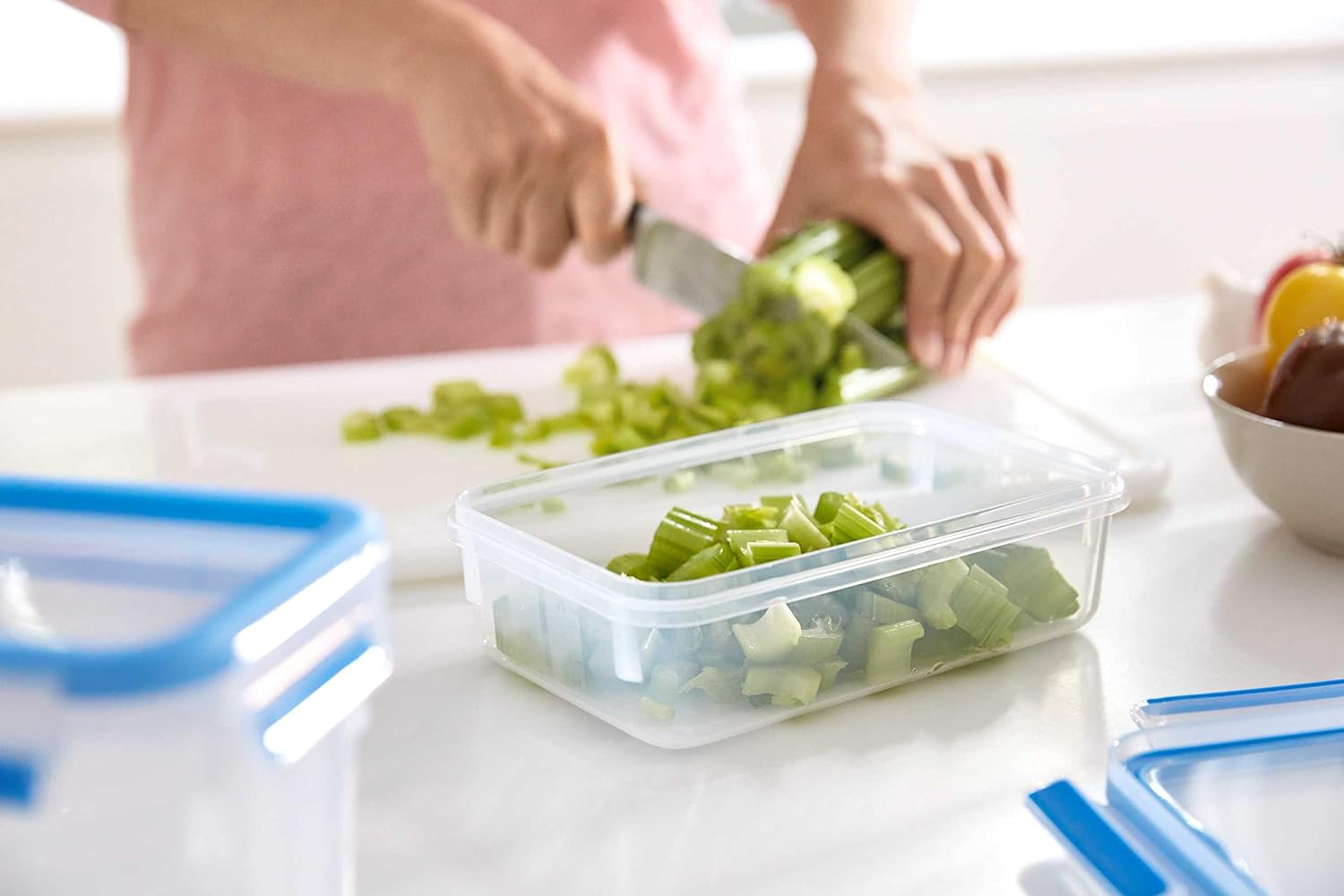Emsa 508553 Clip & Close round food storage container 2.0 litres, transparent/blue