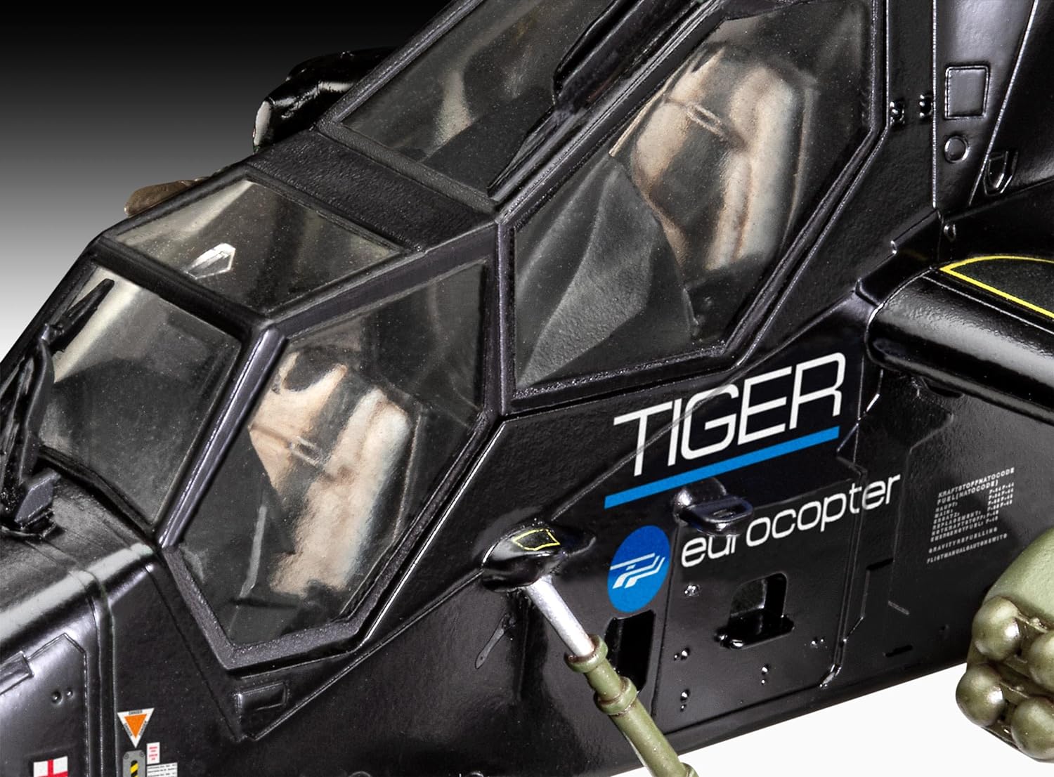 Revell Modellbausatz I Eurocopter Tiger I James Bond 007 Golden Eye I 116 Teile I Maßstab 1:72 I für Kinder und Erwachsene ab 12 Jahren I mit Pinsel und Farben