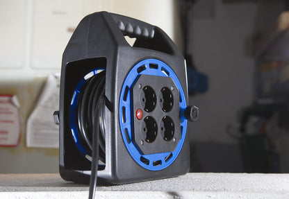 as - Schwabe Kabelbox 10 m H05VV-F 3G1,5 mit Schutzkontaktstecker, 4x Schutzkontaktsteckdosen mit erhöhtem Berührungsschutz, Handkurbel, Kabelführung, 230V/16A, max. 3500W, IP20, Schwarz/Blau, 16410