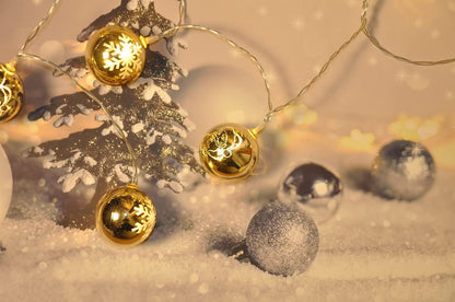 Idena 31267 LED Garland with 10 LEDs in Warm White, Fairy Lights with Golden Christmas Baubles, with 6 Hour Timer Function, Battery Operated, Approx. 1.65 m Long, Indoor Decoration, Christmas