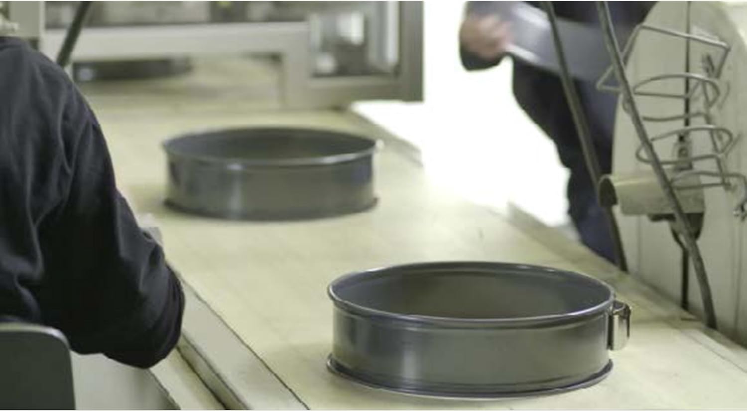 WMF Glass Bottom Springform Pan Crystal Good Non-Stick Coating Scratch-Resistant Glass Base Ready to Serve, 28 cm