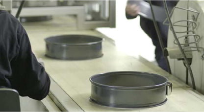 WMF Glass Bottom Springform Pan Crystal Good Non-Stick Coating Scratch-Resistant Glass Base Ready to Serve, 28 cm