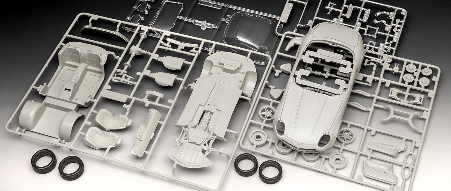 Revell Gift Set 05662 James Bond 007 The World Is Not Enough, BMW Z8, 1:24 Scale Unbuilt Plastic Model Kit, With Accessories & Poster