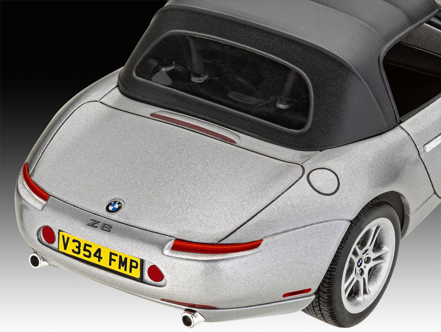 Revell Gift Set 05662 James Bond 007 The World Is Not Enough, BMW Z8, 1:24 Scale Unbuilt Plastic Model Kit, With Accessories & Poster