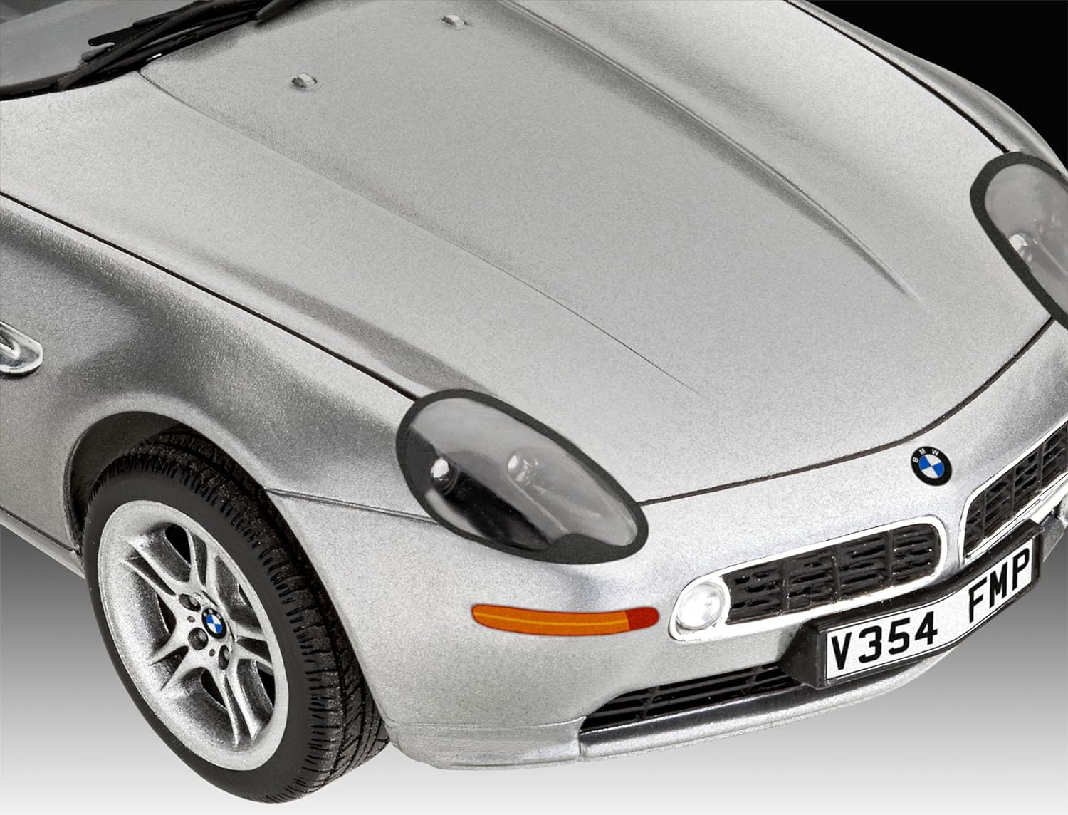Revell Gift Set 05662 James Bond 007 The World Is Not Enough, BMW Z8, 1:24 Scale Unbuilt Plastic Model Kit, With Accessories & Poster