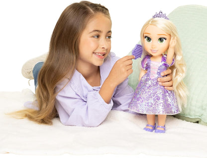 Disney Princess Bambola 38 cm di Rapunzel, con i Suoi Abiti Iconici Arricchiti da Dettagli Glitterati, Tiara Scintillante e Scarpette Coordinate, i Suoi Occhi Brillano
