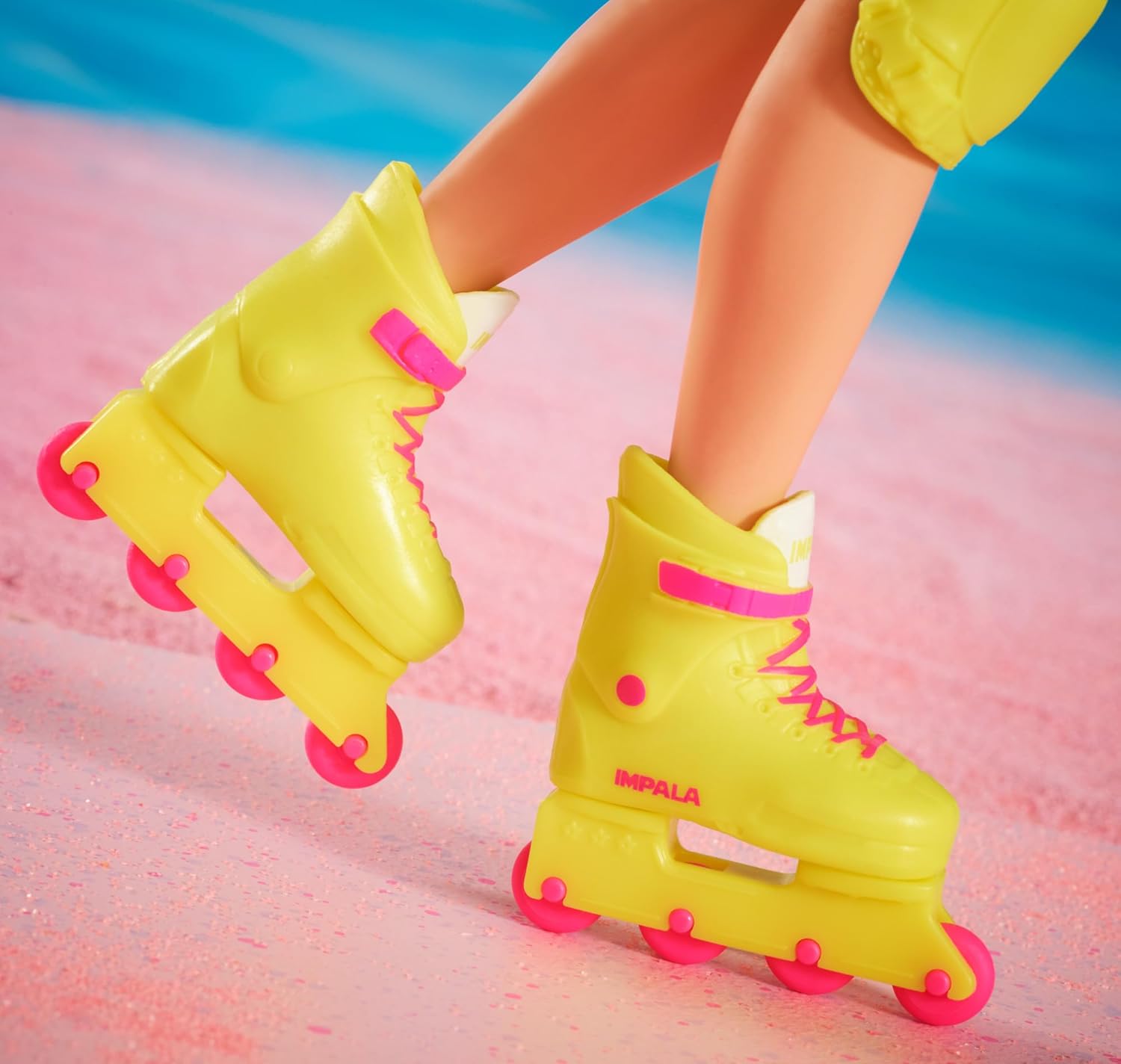 Barbie The Movie Verzamelpop Ken in vintage skate-outfit en op inlineskates, HRF28