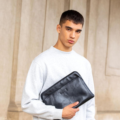 dbramante1928 - Skagen Pro+ Laptop Sleeve - Compatible With Macbook Pro(20)/Air(20) 13 - Made From Sustainably Sourced Full Grain Leather - Front Pocket For Extra Storage - Black - (2nd Gen
