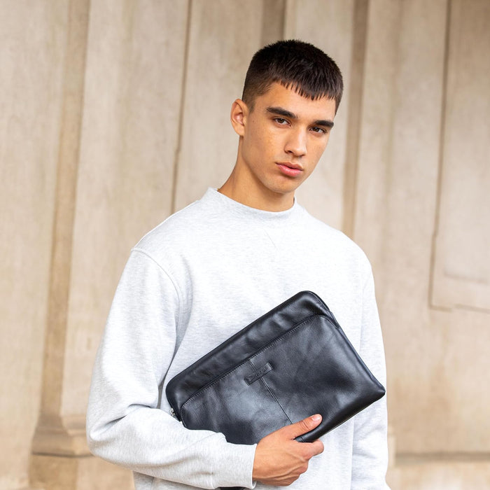 dbramante1928 - Skagen Pro+ Laptop Sleeve - Compatible With Macbook Pro(20)/Air(20) 13 - Made From Sustainably Sourced Full Grain Leather - Front Pocket For Extra Storage - Black - (2nd Gen