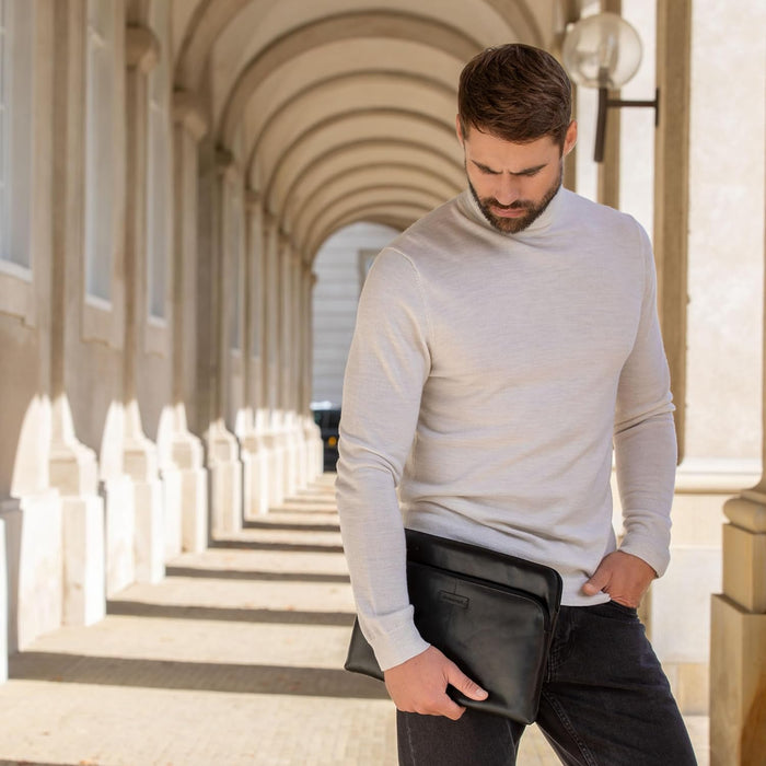 dbramante1928 - Skagen Pro+ Laptop Sleeve - Compatible With Macbook Pro(20)/Air(20) 13 - Made From Sustainably Sourced Full Grain Leather - Front Pocket For Extra Storage - Black - (2nd Gen