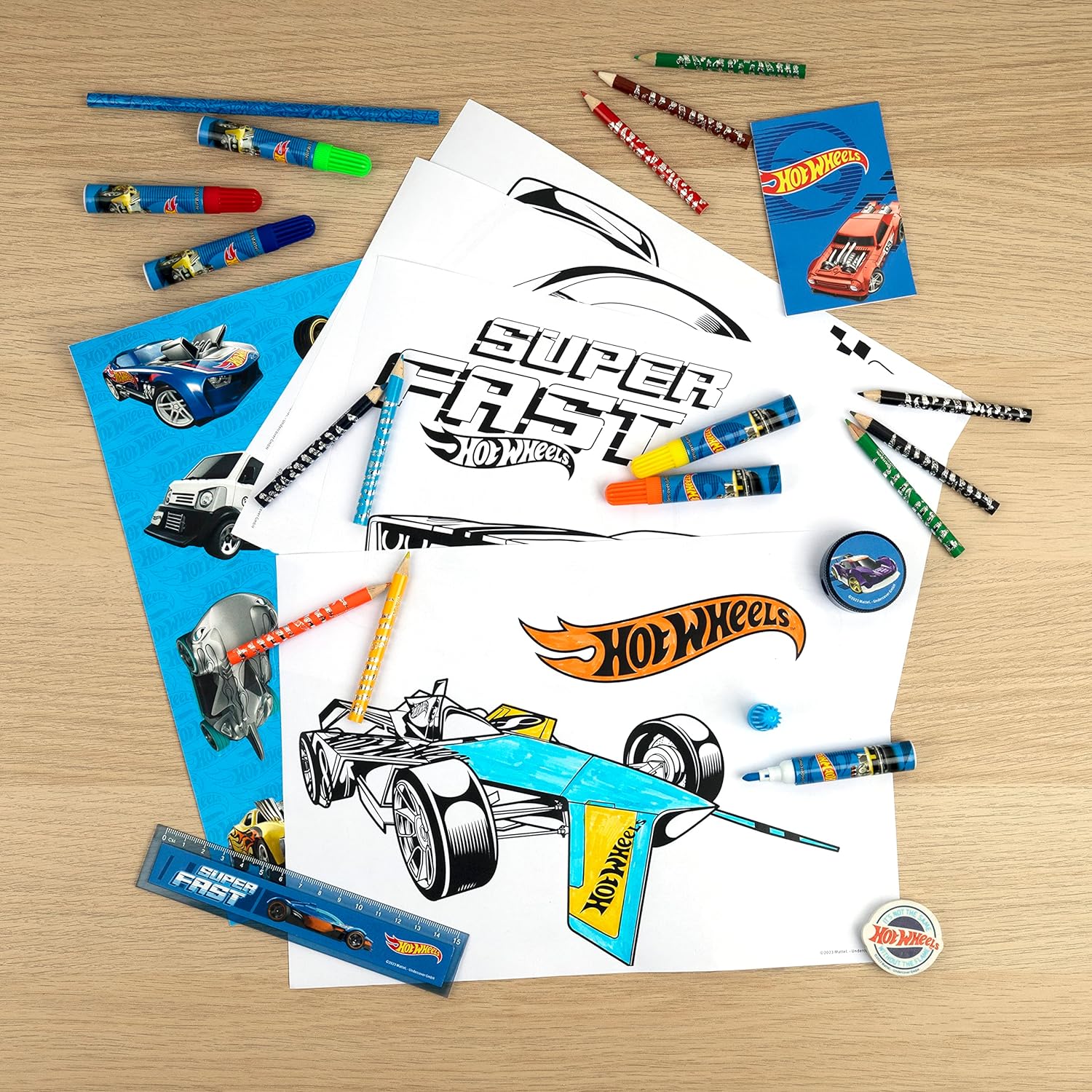 Undercover- Hot Wheels Torre de pintura y escritura de 35 piezas, Multicolor (HWES2255