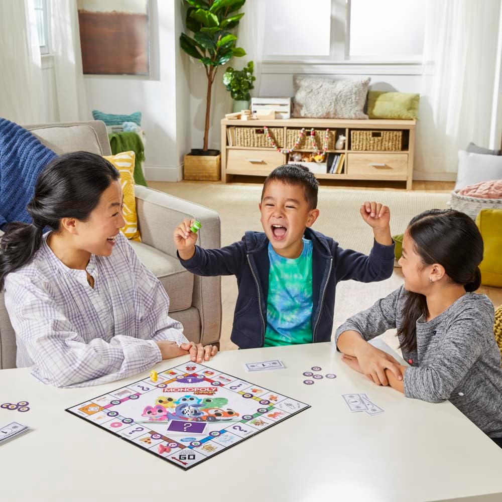 Monopoly Junior-bordspel, 2-zijdig spelbord, 2 spellen in 1, Monopoly-spel voor jongere kinderen; kinderspellen, Junior-spellen (Nederlandse versie)
