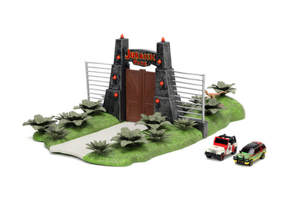 Jada- Jurassic Park Nanoescenario Puerta de Parque Jurásico, Especial 30 Aniversario de la Película Original, Con 2 Nanovehículos Metálicos de 4cm y 3 Dinosaurios (253252028)