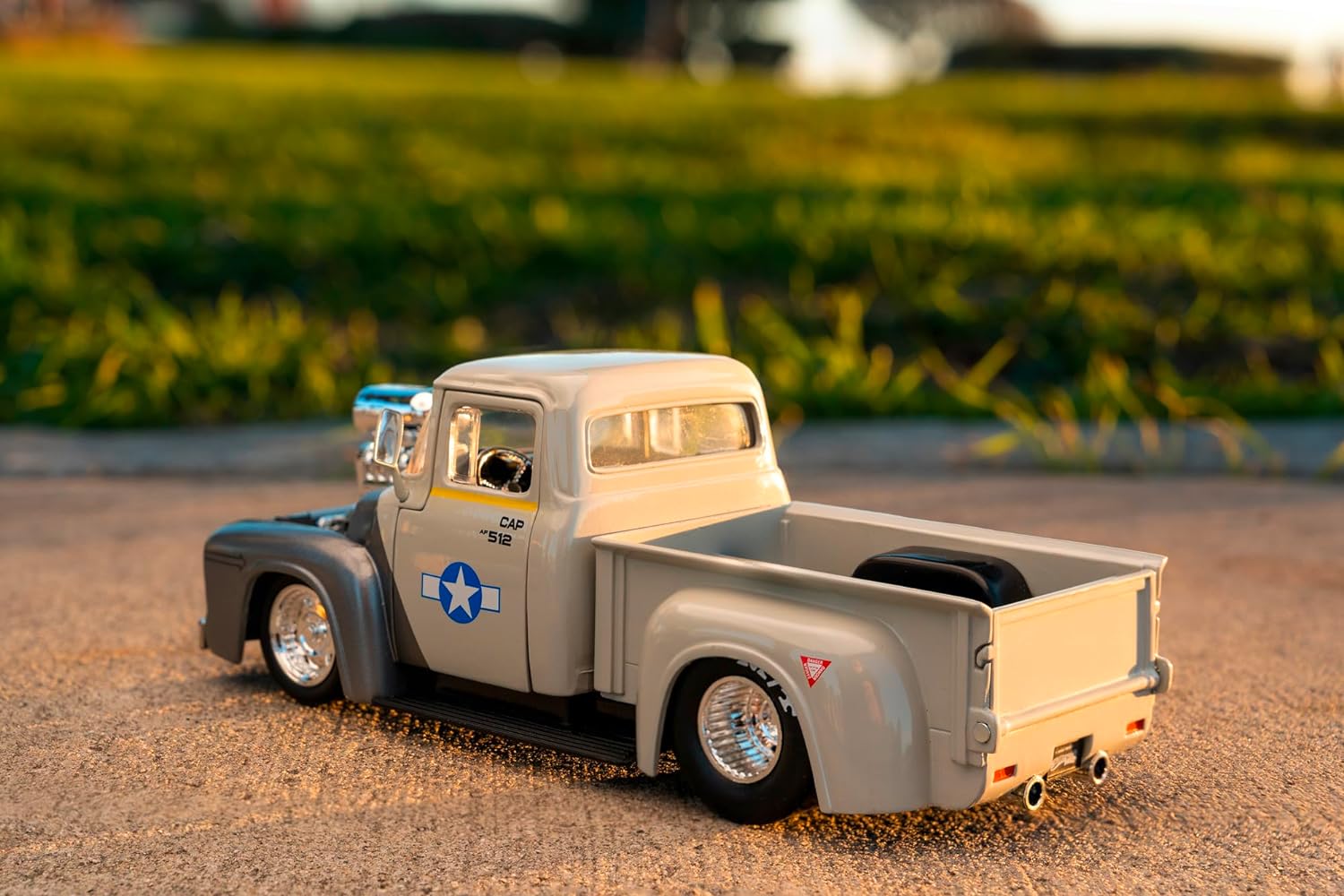 Jada- Street Fighter II, Ford Pickup Escala 1:24, en Metal, Giro de Ruedas, Apertura de Puertas y Figura de Guile (253255057)
