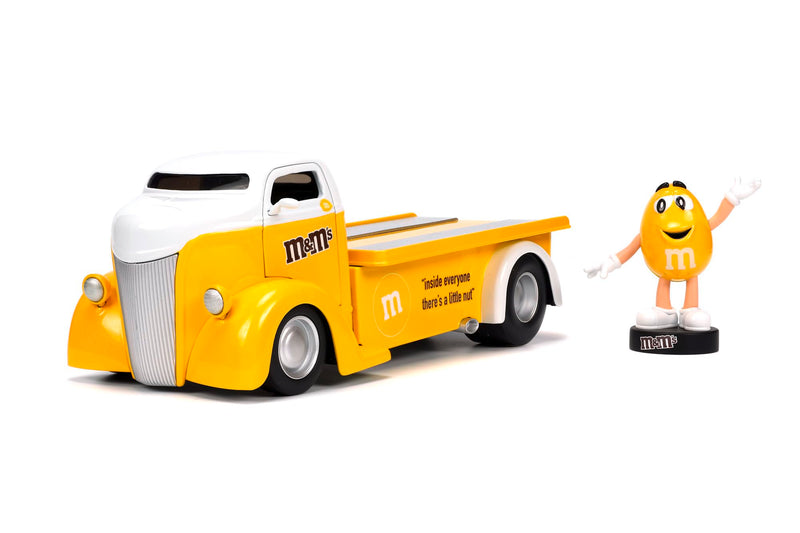 Jada Toys M&Ms Figur Yellow mit 1947er Ford COE Flatbed - Spielzeug-Set aus Modellauto und gelber M&M`s Figur, dekorativer Fanartikel aus Metall für Sammler & Schokoladen-Liebhaber, 18 cm