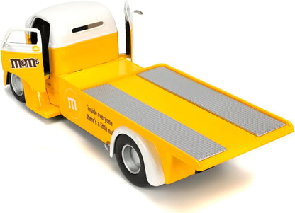 Jada Toys M&Ms Figur Yellow mit 1947er Ford COE Flatbed - Spielzeug-Set aus Modellauto und gelber M&M`s Figur, dekorativer Fanartikel aus Metall für Sammler & Schokoladen-Liebhaber, 18 cm