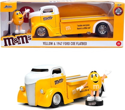 Jada Toys M&Ms Figur Yellow mit 1947er Ford COE Flatbed - Spielzeug-Set aus Modellauto und gelber M&M`s Figur, dekorativer Fanartikel aus Metall für Sammler & Schokoladen-Liebhaber, 18 cm