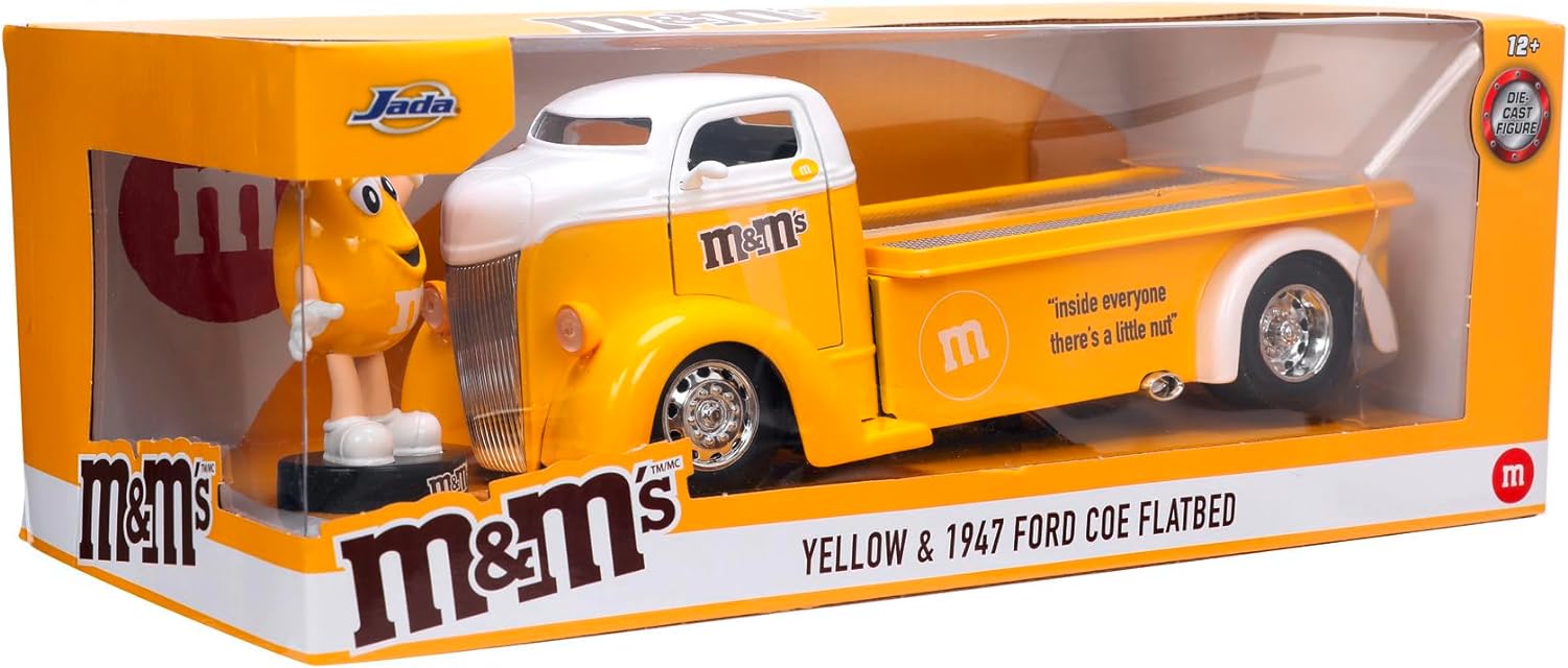 Jada Toys M&Ms Figur Yellow mit 1947er Ford COE Flatbed - Spielzeug-Set aus Modellauto und gelber M&M`s Figur, dekorativer Fanartikel aus Metall für Sammler & Schokoladen-Liebhaber, 18 cm