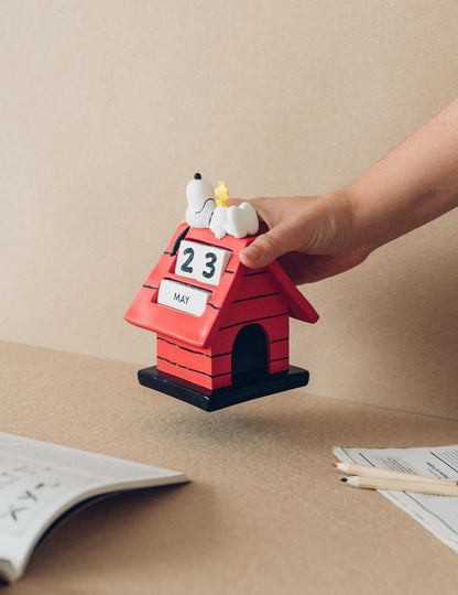 Calendario perpetuo 3D Snoopy Doghouse - Calendario 3D Snoopy - Snoopy figura ideal decoración Snoopy habitación - Calendario sobremesa de Figura Snoopy, licencia oficial