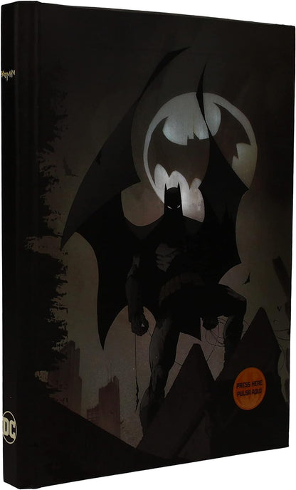 Batman Notizbuch mit Leuchtfunktion Logo Hardcover, gebunden, 120 Seiten, kariert, mit Lesezeichen.