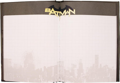 Batman Notizbuch mit Leuchtfunktion Logo Hardcover, gebunden, 120 Seiten, kariert, mit Lesezeichen.