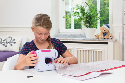 Lena 42521 - Kinder Nähmaschine, batteriebetrieben, mit Tragegriff, Fußpedal, Handrad, Schutzabdeckung, Schalter, Kontrolllampe, Kunststoff, Nähgarn, Nadel, Maßband, Nähset für Kinder ab 8 Jahre