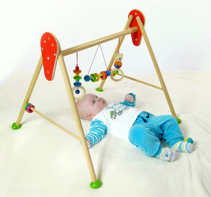 Hess Holzspielzeug 13371 - Spielgerät aus Holz, Serie Bär Henry, für Babys, handgefertigter Spielbogen mit farbenfrohen Figuren und Rasseln, ca. 62 x 57 x 55 cm altes Modell