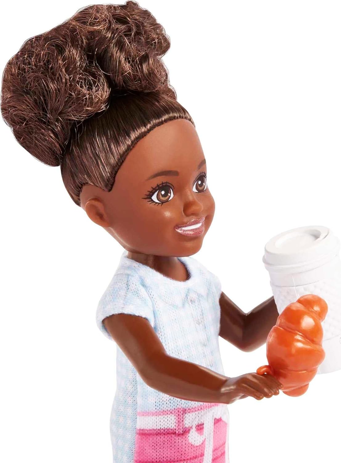 Barbie Chelsea Can Be Puppe & Spielset Brunette Barista Kleine Puppe mit abnehmbarem Outfit & 7 Karriere-Accessoires inklusive Kaffeemaschine