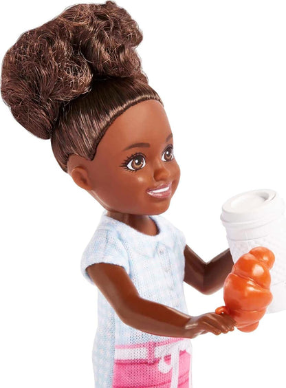 Barbie Chelsea Can Be Puppe & Spielset Brunette Barista Kleine Puppe mit abnehmbarem Outfit & 7 Karriere-Accessoires inklusive Kaffeemaschine