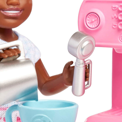 Barbie Chelsea Can Be Puppe & Spielset Brunette Barista Kleine Puppe mit abnehmbarem Outfit & 7 Karriere-Accessoires inklusive Kaffeemaschine