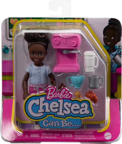 Barbie Chelsea Can Be Puppe & Spielset Brunette Barista Kleine Puppe mit abnehmbarem Outfit & 7 Karriere-Accessoires inklusive Kaffeemaschine