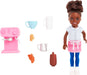Barbie Chelsea Can Be Puppe & Spielset Brunette Barista Kleine Puppe mit abnehmbarem Outfit & 7 Karriere-Accessoires inklusive Kaffeemaschine