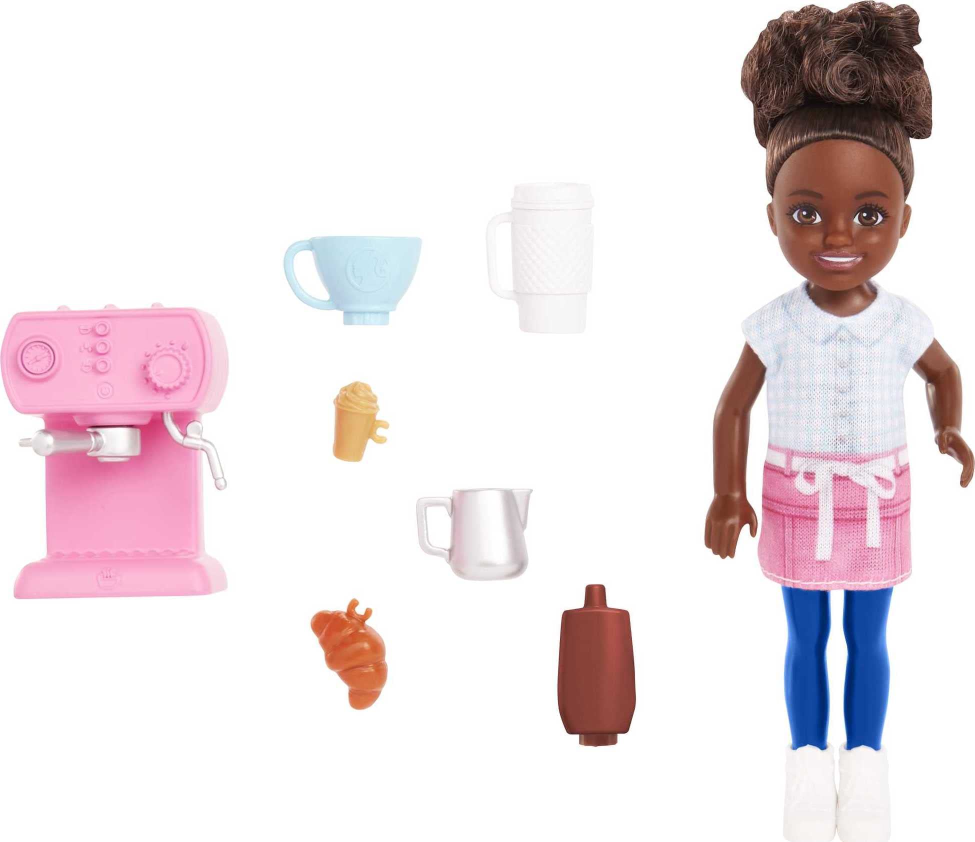 Barbie Chelsea Can Be Puppe & Spielset Brunette Barista Kleine Puppe mit abnehmbarem Outfit & 7 Karriere-Accessoires inklusive Kaffeemaschine