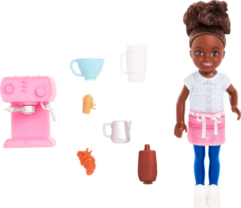 Barbie Chelsea Can Be Puppe & Spielset Brunette Barista Kleine Puppe mit abnehmbarem Outfit & 7 Karriere-Accessoires inklusive Kaffeemaschine
