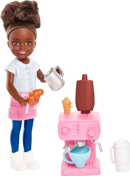Barbie Chelsea Can Be Puppe & Spielset Brunette Barista Kleine Puppe mit abnehmbarem Outfit & 7 Karriere-Accessoires inklusive Kaffeemaschine