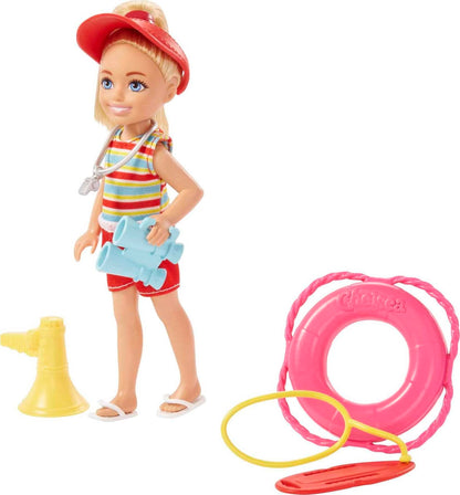 Barbie Puppe & Spielset, Chelsea Can Be Blonde Lifeguard Kleines Puppenset mit Outfit & 6 Karriere-Zubehör