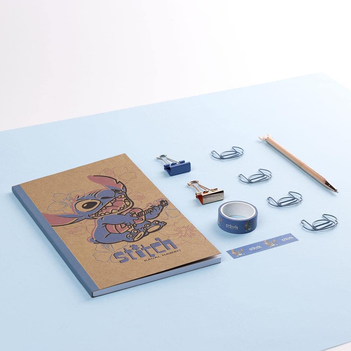 CERDÁ LIFE'S LITTLE MOMENTS - Set Papeleria Stitch Incluye Cuaderno Kraft A5-21 x 13 cm - Boligrafo Negro de Metal, Cinta Adhesiva, Clips con Forma y 2 Clips Metálicos