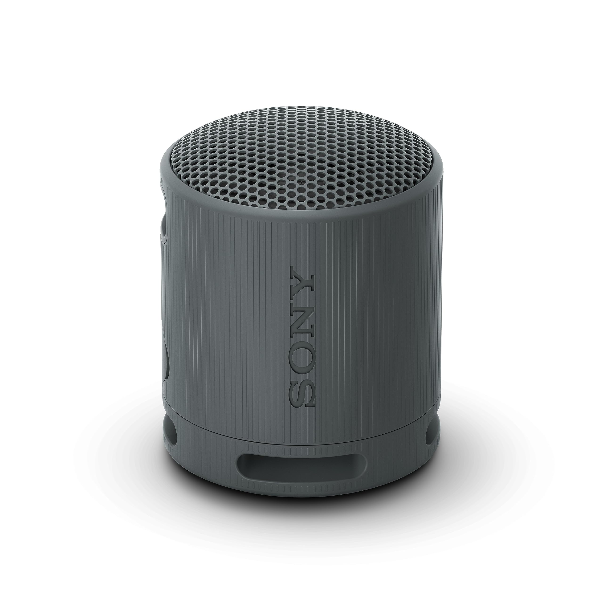 Sony SRS-XB100 - Speaker Wireless Bluetooth, Portatile, Leggero, Compatto, da Esterno, da Viaggio, IP67 Resistente Acqua e Polvere, Cinturino Versatile, Chiamate in Vivavoce
