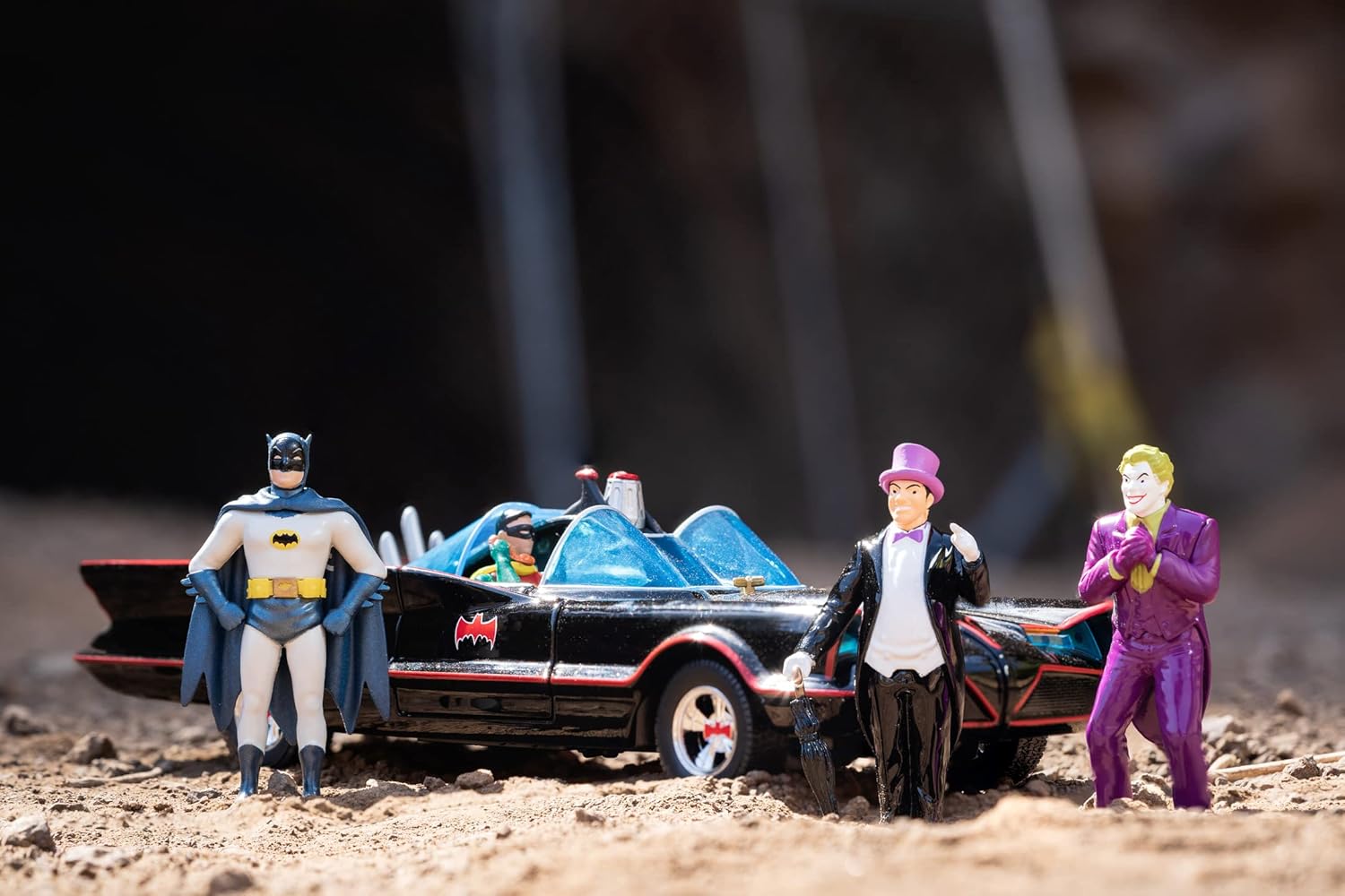Jada - DC Batmobile 1966 Deluxe con cuatro figuras - Set de Alta Calidad de la Serie de TV Batman Clásico con Coche, Batman, Robin, Joker y Pingüino a Partir de 8 Años. (253215011)