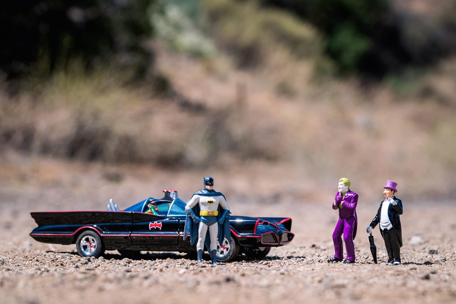 Jada - DC Batmobile 1966 Deluxe con cuatro figuras - Set de Alta Calidad de la Serie de TV Batman Clásico con Coche, Batman, Robin, Joker y Pingüino a Partir de 8 Años. (253215011)