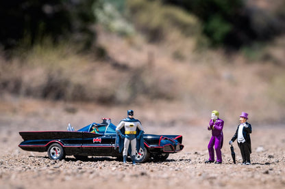 Jada - DC Batmobile 1966 Deluxe con cuatro figuras - Set de Alta Calidad de la Serie de TV Batman Clásico con Coche, Batman, Robin, Joker y Pingüino a Partir de 8 Años. (253215011)