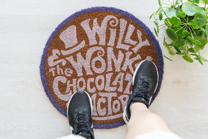 Grupo Erik Kokosmatte Fußmatte Willy Wonka Wonka Schokolade Schmutzfangmatte 60x40 - Fußabtreter Außen und Fußmatte Innen - Türvorleger mit Offizieller Lizenz 60x40 cm Lila