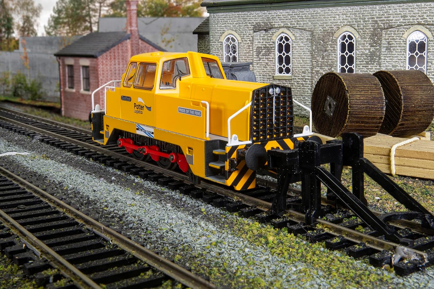 Hornby R30307 Potter Logistics, Sentinel, 0-6-0, Pride of the Fens' - Era 11, OO Gauge Diesel Locomotive