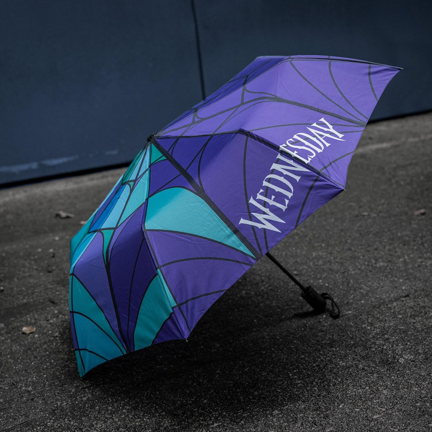 Cinereplicas Mittwoch Regenschirm mit Violoncello & Buntglasfenster von Mittwoch und Enest, 95 cm Durchmesser, offizielles Lizenzprodukt