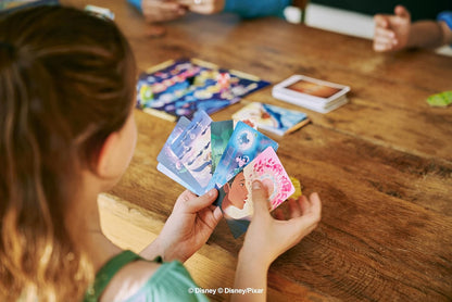 Asmodee - Dixit: Disney - Gioco da Tavolo di Fantasia e Immaginazione con i Personaggi Disney & Dixit - Gioco da Tavolo di Immaginazione e Fantasia, 3-8 Giocatori, 8+ Anni, Edizione in Italiano