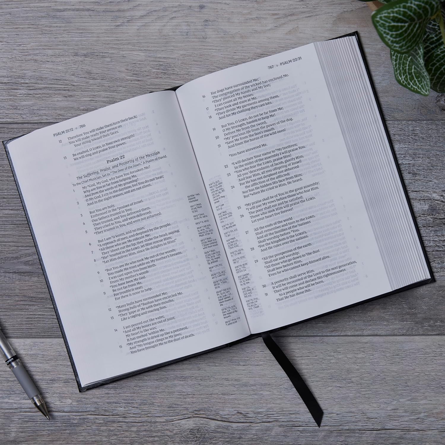 NKJV, Single-Column Reference Bible, Verse-by-verse, Green Leathersoft, Red Letter, Comfort Print