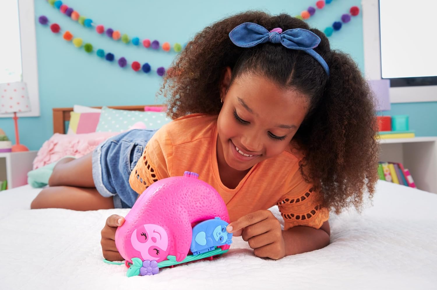 Polly Pocket Playset and Travel Toy with 2 Micro Dolls and 12 Accessories, Animal Toy, Sloth 2-in-1 Purse Compact Sloth Family Gift Set 2-in-1